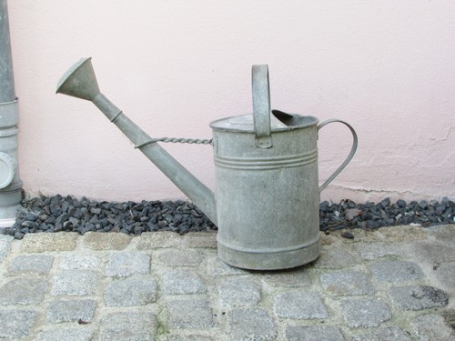 Alte runde zinkgießkanne - runde,
